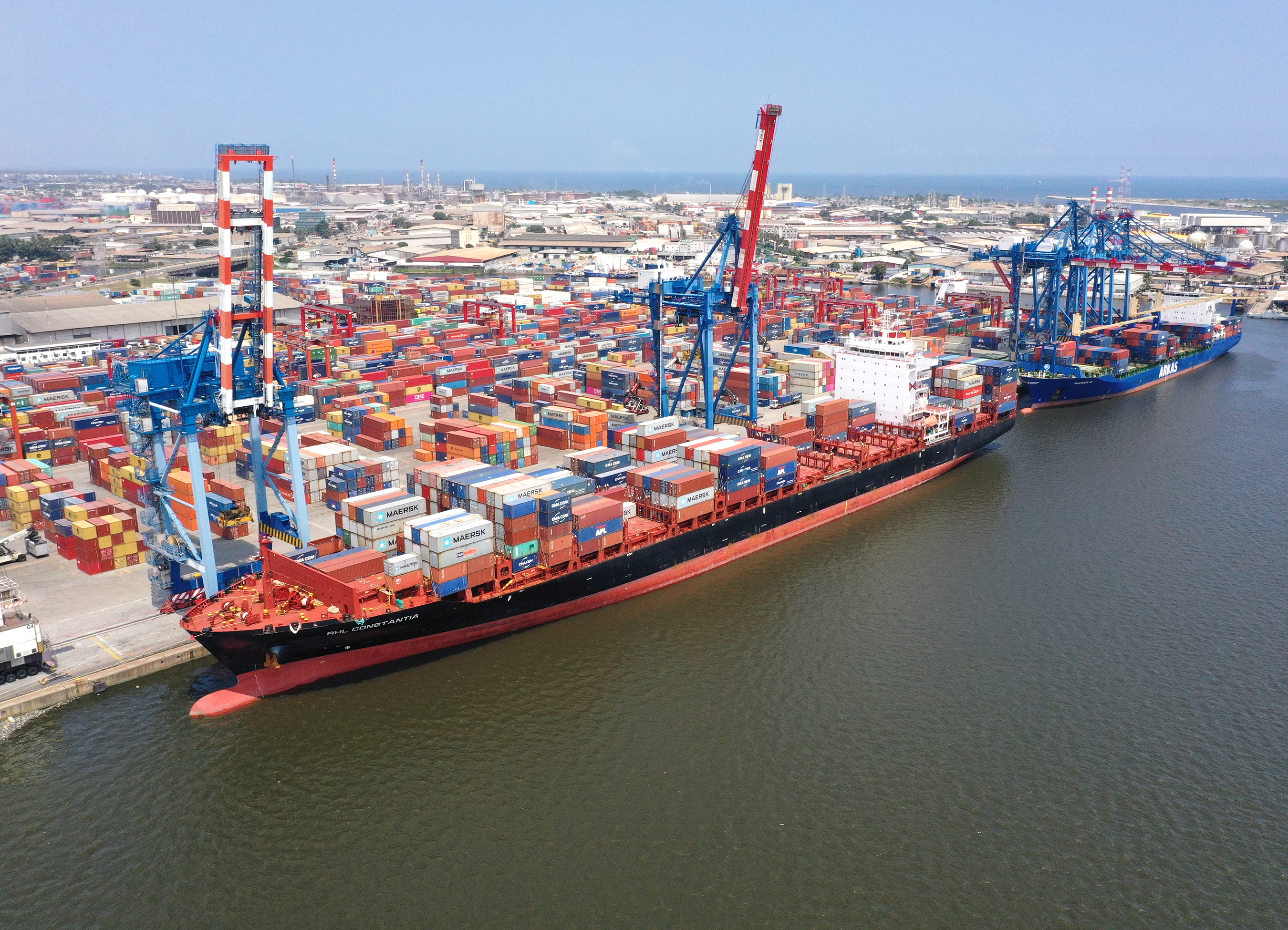 Porte-conteneurs au port d'Abidjan